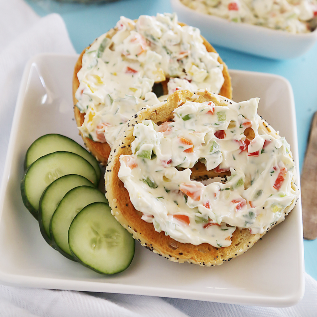 bagel garlic veggie cream cheese