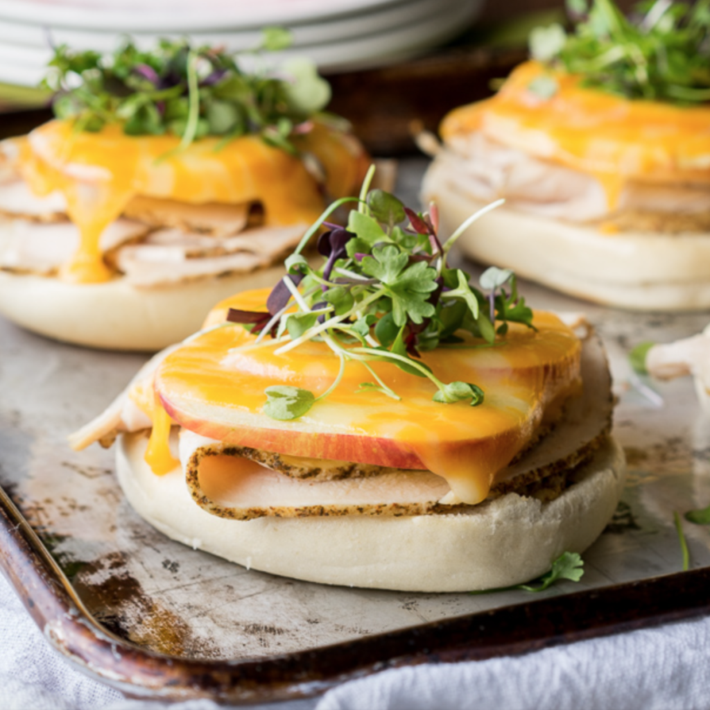  bagel sandwich turkey cheese apple