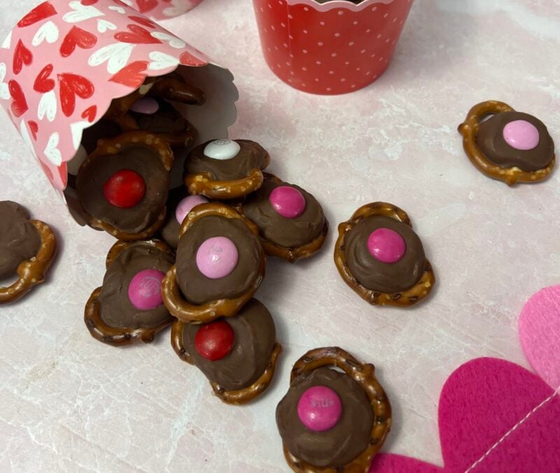 These chocolate caramel pretzel bites are perect for valentine's day
